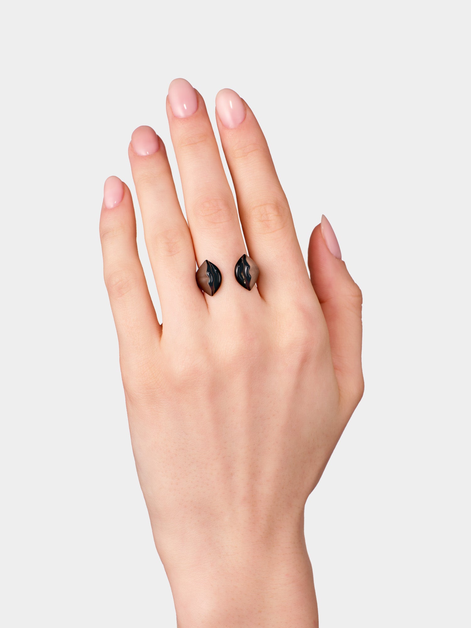 Black Kiss Ring
