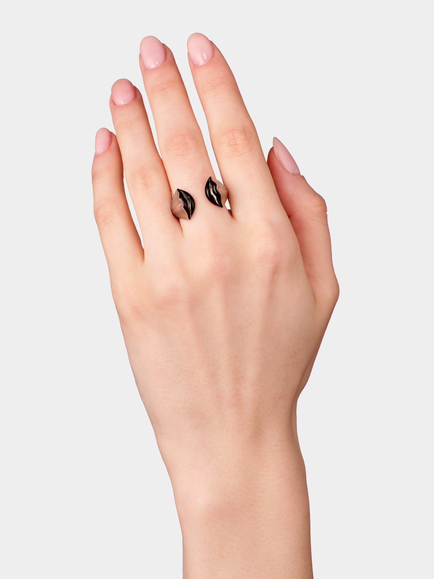 Brushed Silver Kiss Ring Black