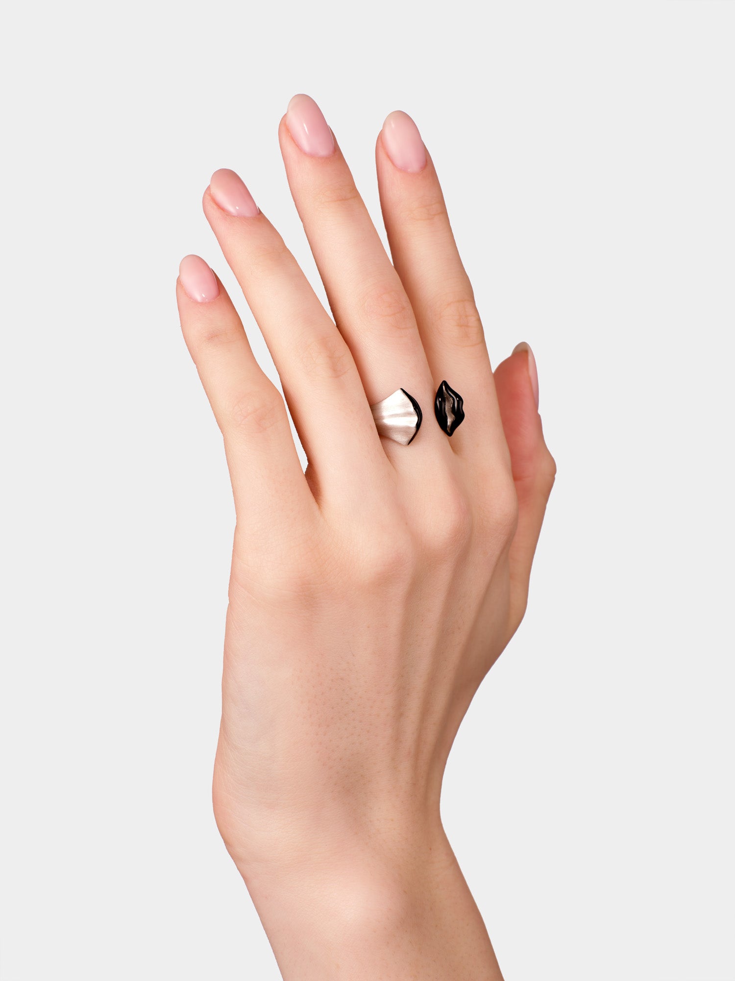 Brushed Silver Kiss Ring Black