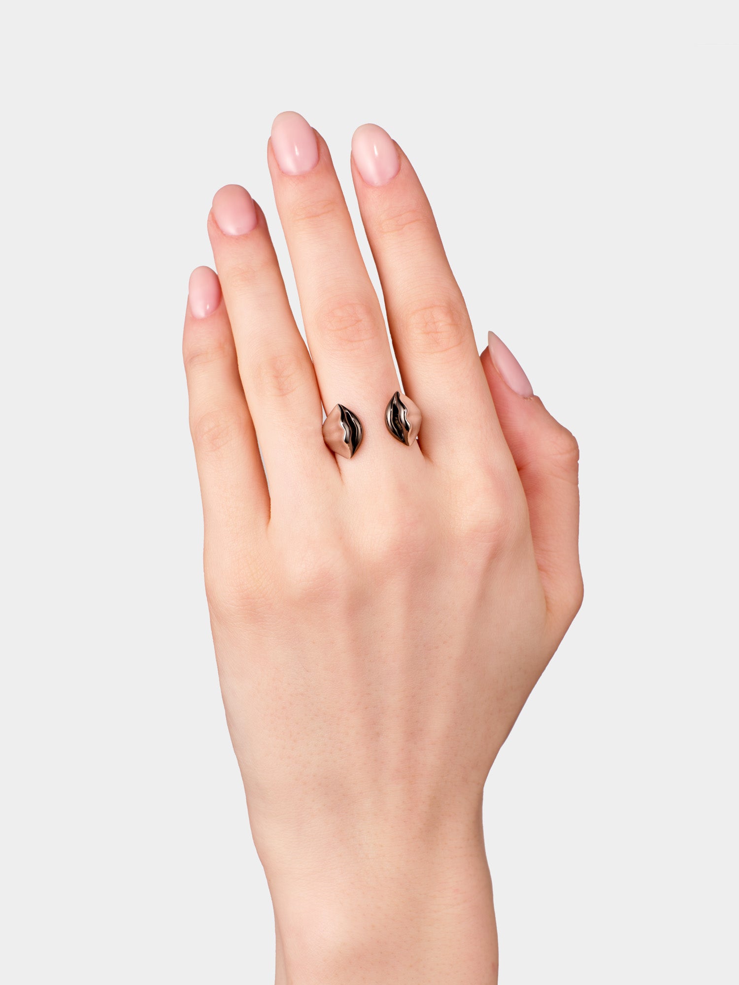 Silver Kiss Ring Black