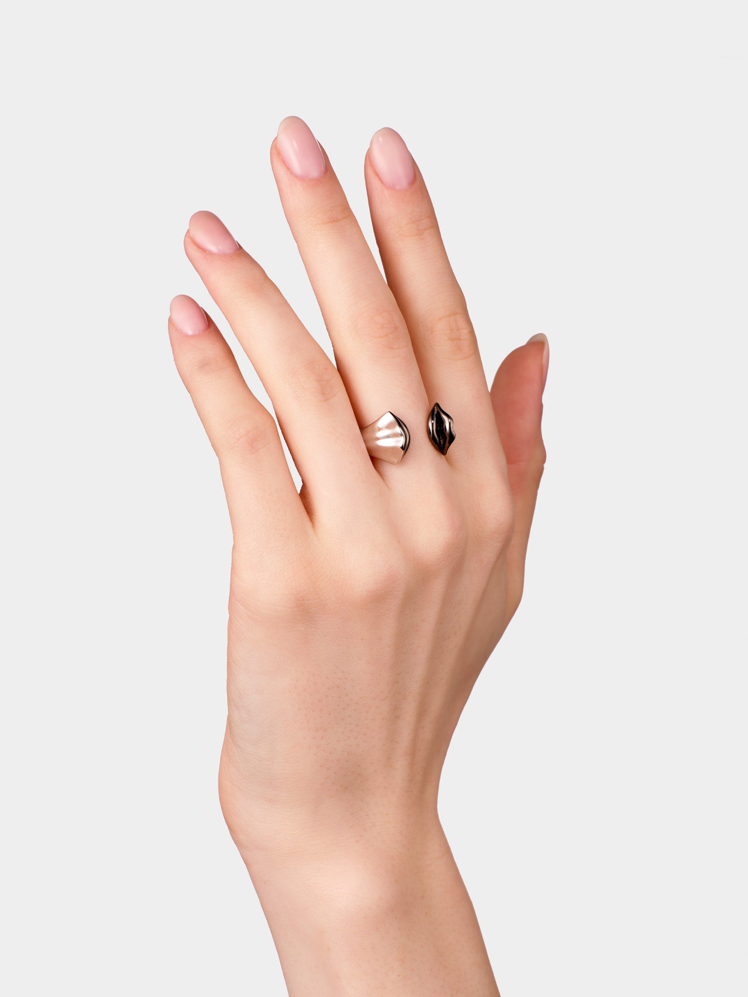 Silver Kiss Ring Black