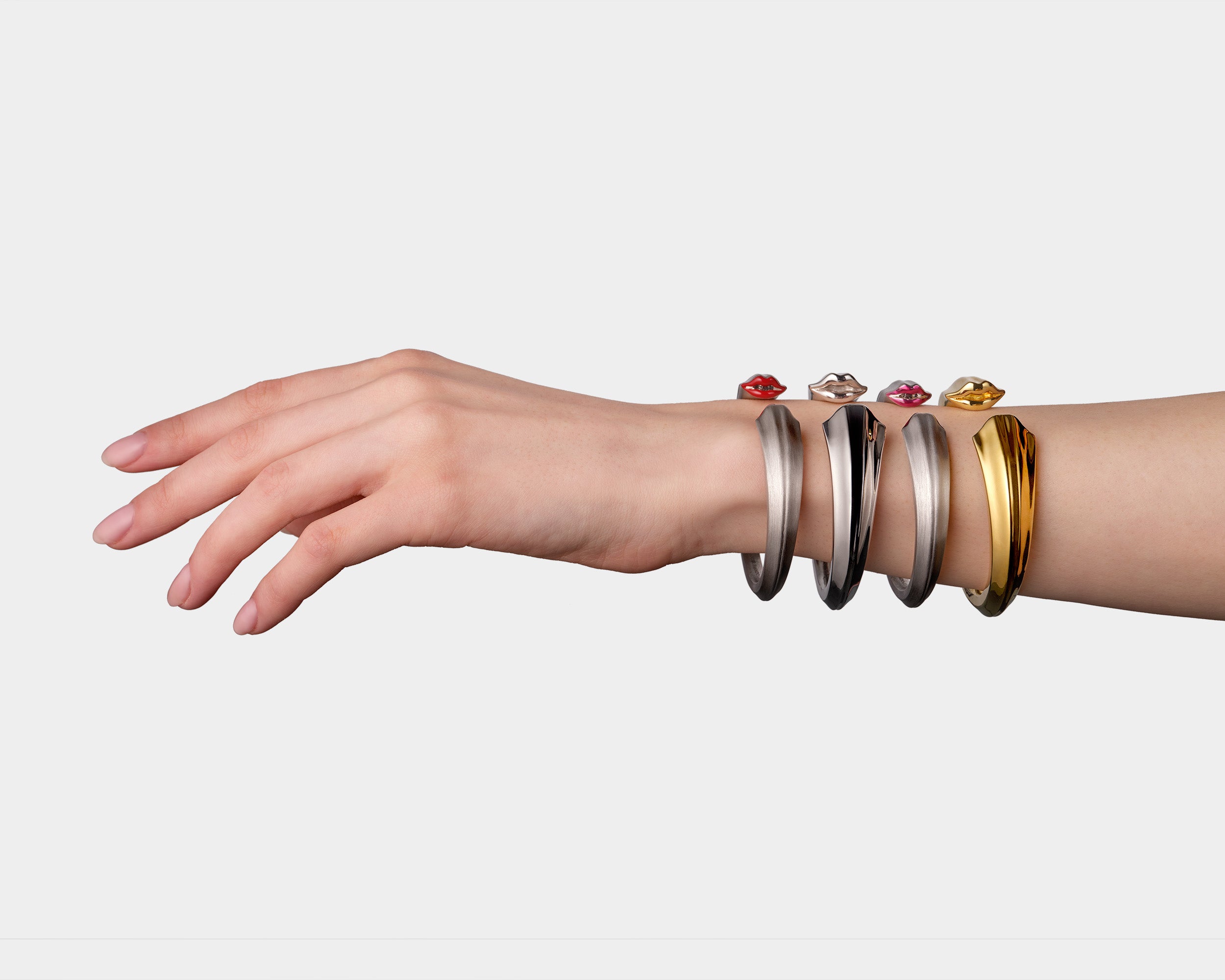 Black Slender Kiss Bangle