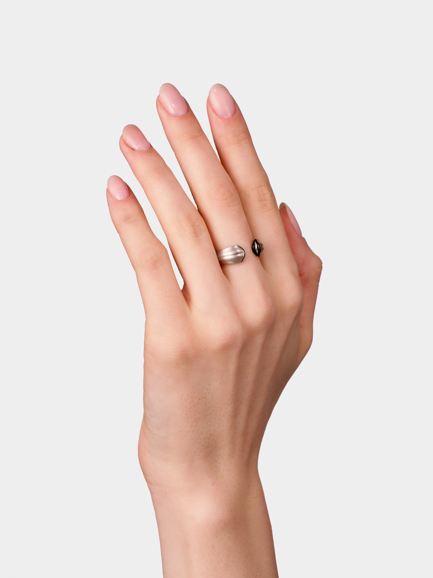Brushed Silver Kiss Small Ring Black